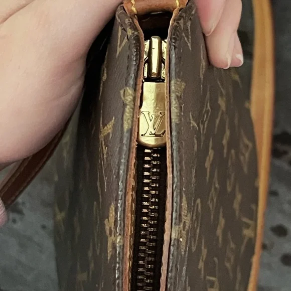 Authentic Louis Vuitton Drouot Crossbody Bag - Picture 4 of 8